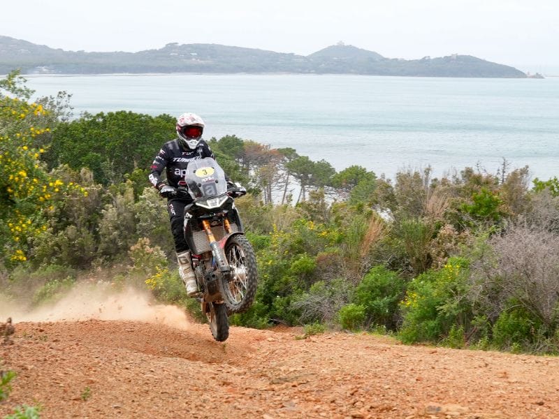 APRILIA TUAREG 660在意大利摩托拉力赛和Raid TT锦标赛中占据领先地位，展现出辉煌的首秀