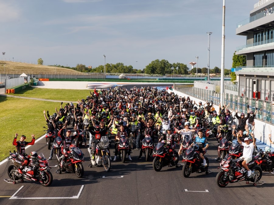 Aprilia 全明星活动吸引两万多名爱好者来到米萨诺
